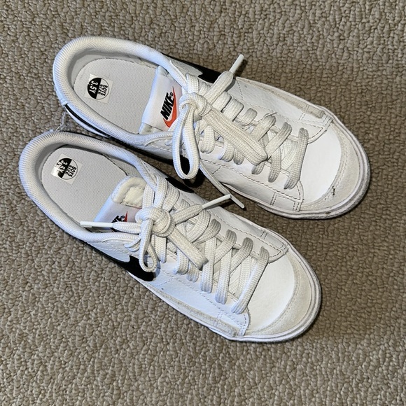 Nike Blazer Low Top - Picture 2 of 5